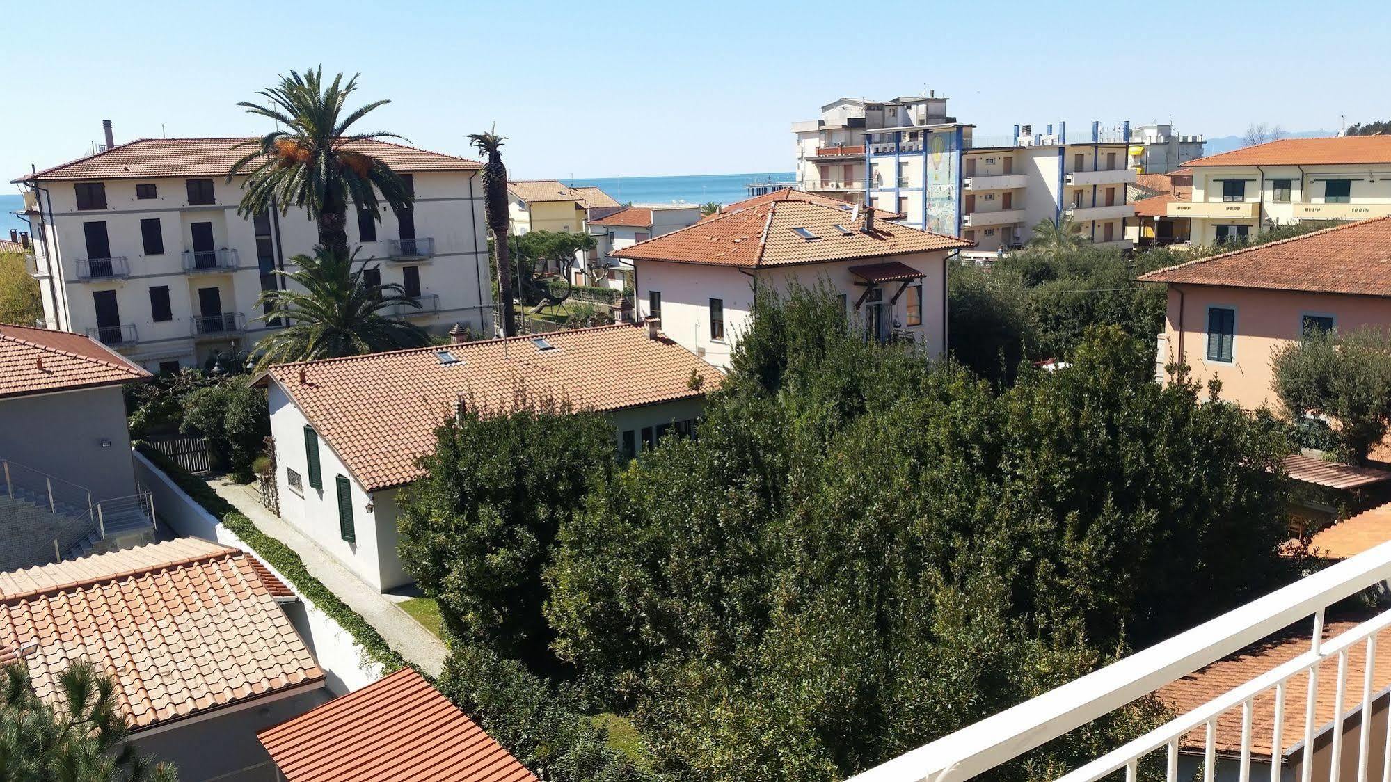 Milano Hotel Marina di Pietrasanta Exterior photo